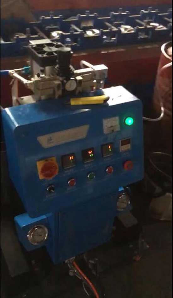 廠房卷簾門保溫澆注填充聚氨酯發(fā)泡機(圖2) Q2600D型廠房卷簾門保溫澆注填充聚氨酯發(fā)泡機